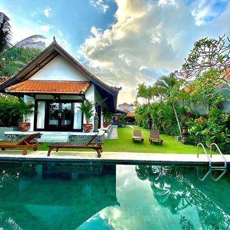 Hotel Puri Ayu à Canggu Extérieur photo