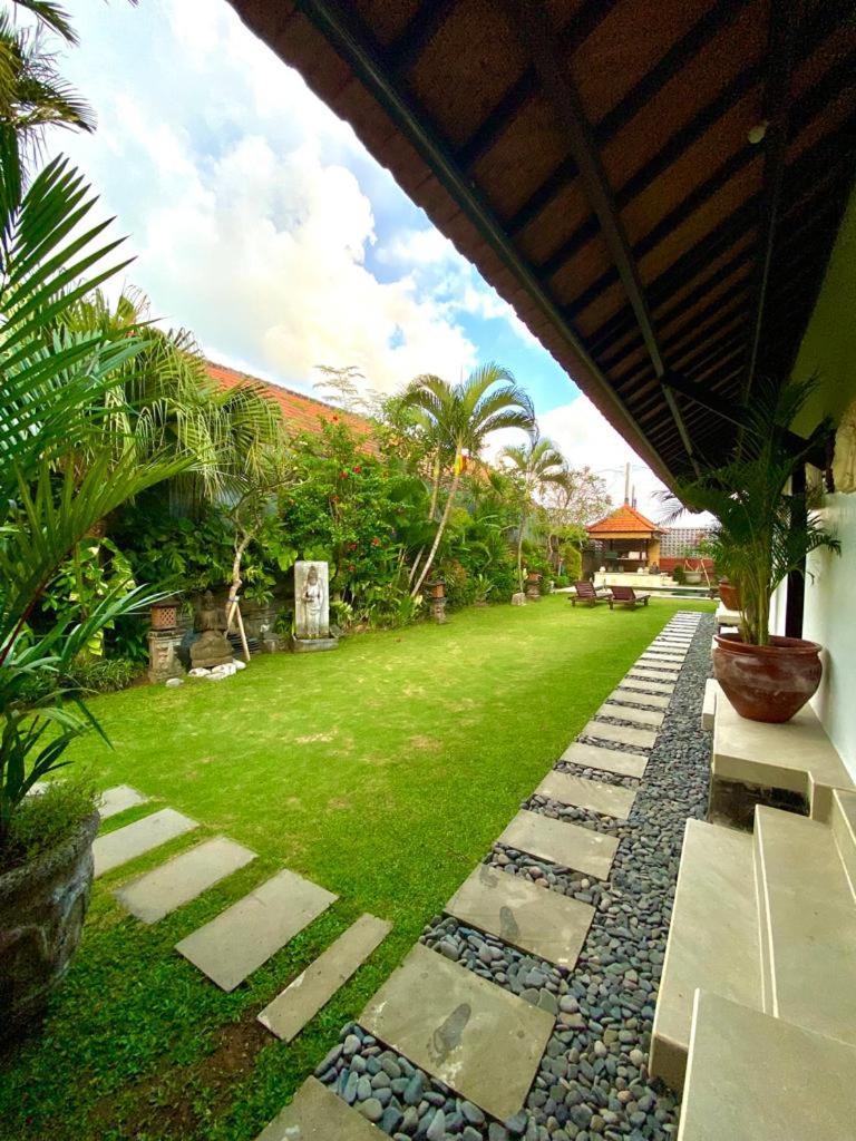 Hotel Puri Ayu à Canggu Extérieur photo