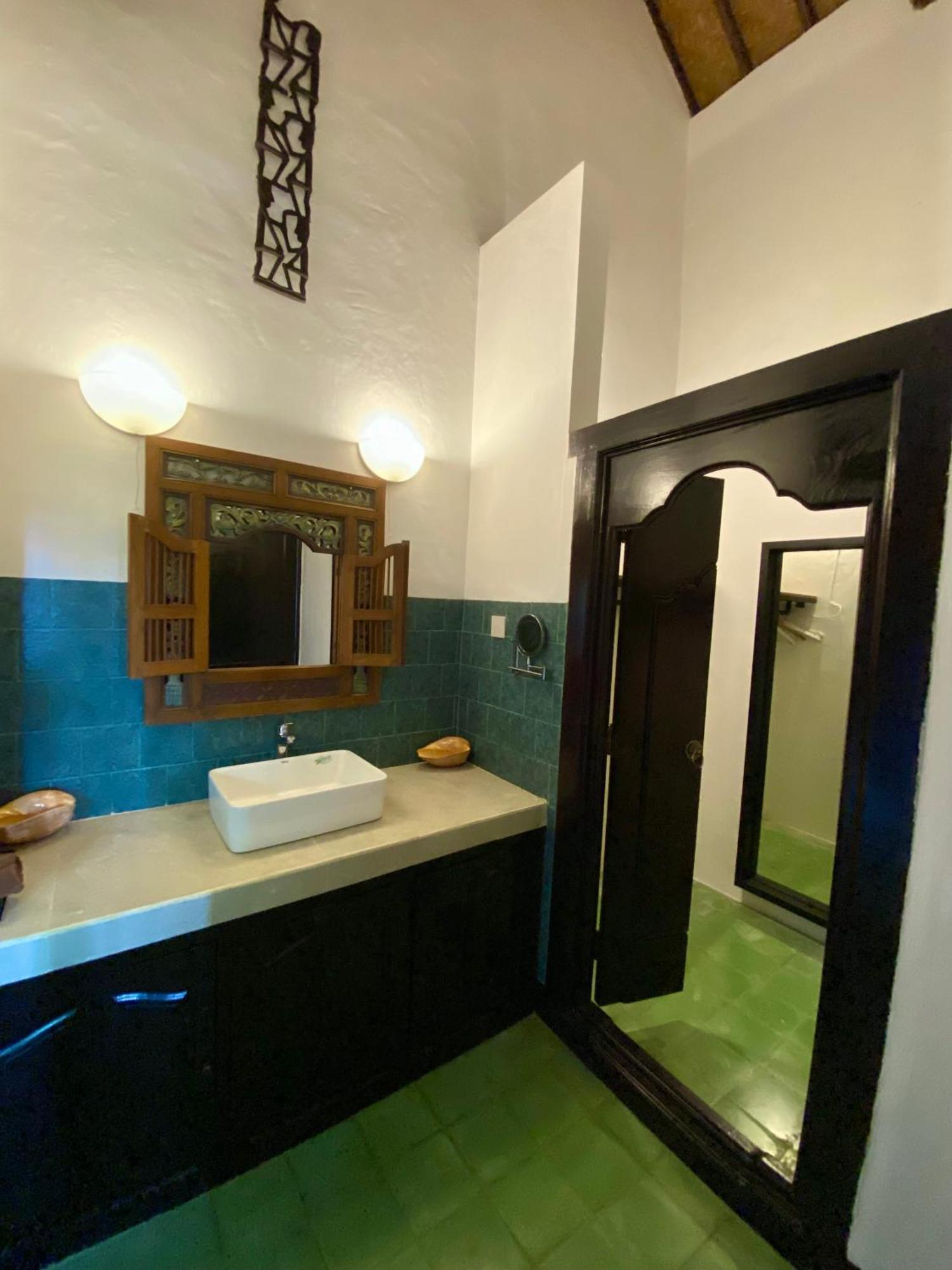 Hotel Puri Ayu à Canggu Extérieur photo