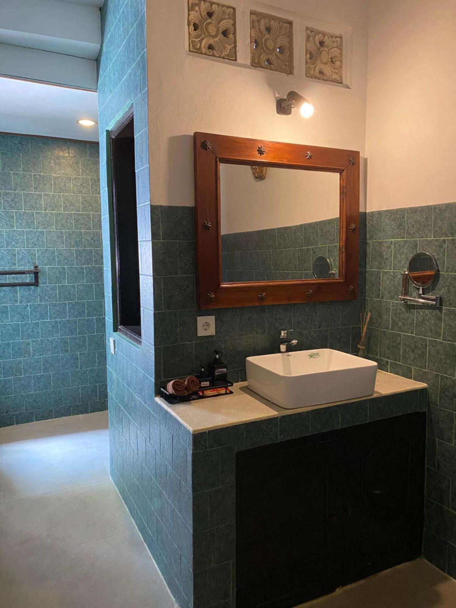 Hotel Puri Ayu à Canggu Extérieur photo