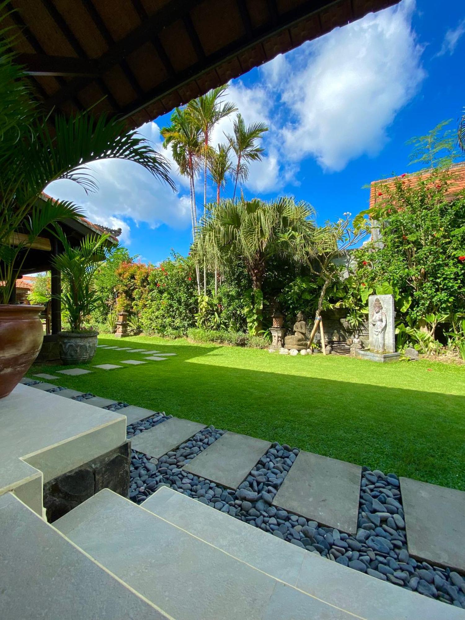 Hotel Puri Ayu à Canggu Extérieur photo
