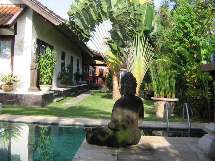 Hotel Puri Ayu à Canggu Extérieur photo